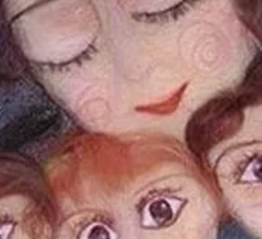 Молодая, худенькая женщина плакала, держа на руках младенца.