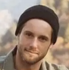 Парень лет восемнадцати шел по парку. Он слегка приволакивал обе ноги