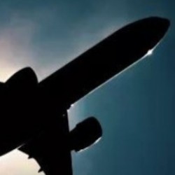 Девушка угнала самолет и врезалась на нем в здание